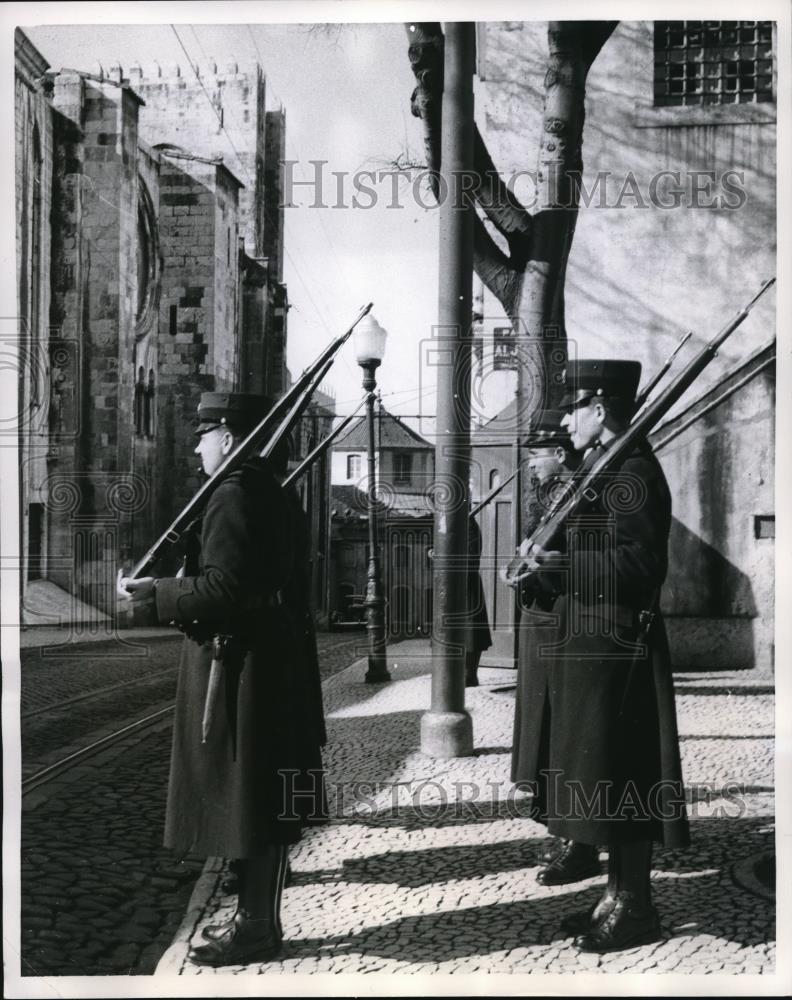 1955 Press Photo Portuguese Soldiers in the Ancient Alfama District - Historic Images