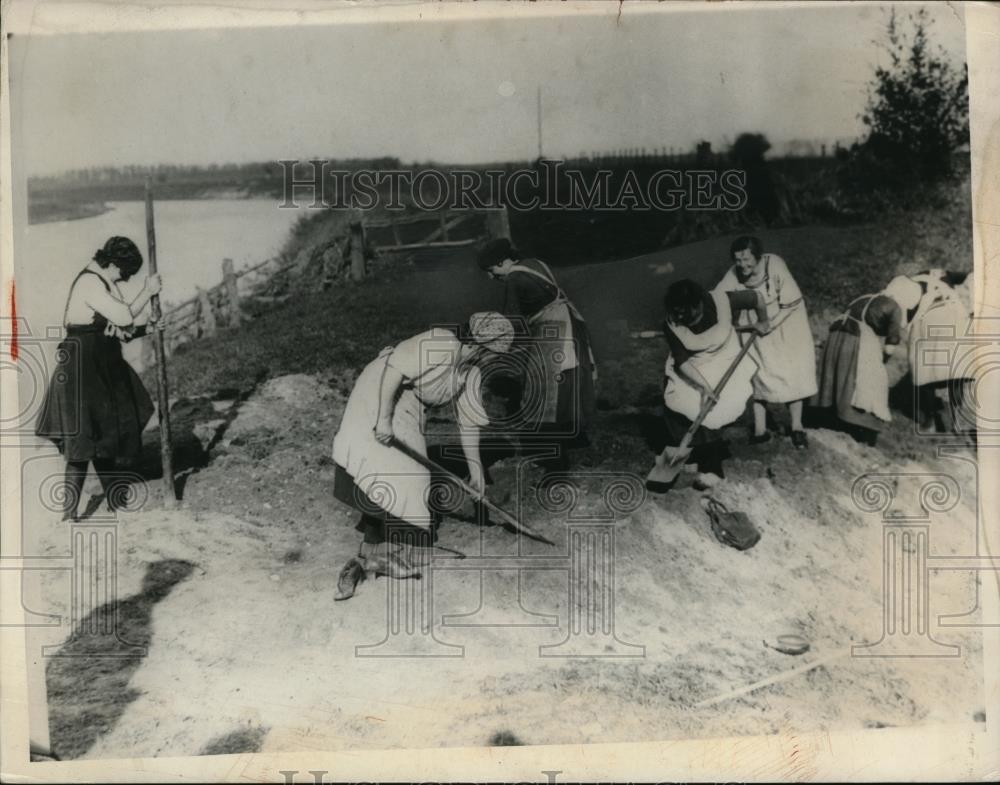 1936 Press Photo Girls farming in Germany - Historic Images