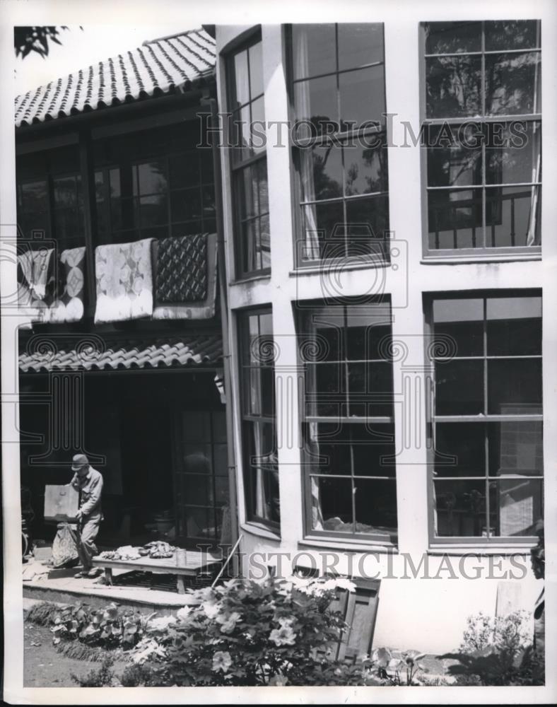 1946 Press Photo View of Rear Window in Tokyo Housing - Historic Images