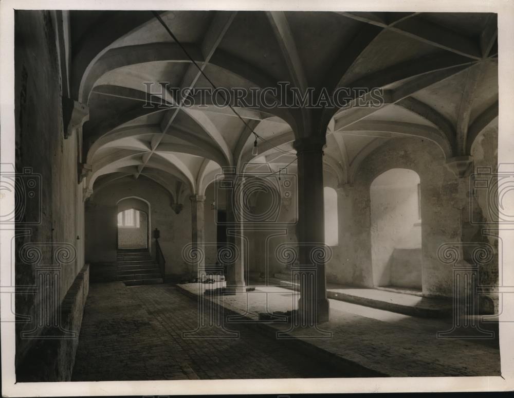 1930 Press Photo The Henry VIII wine cellar at Hampton Court to be opened - Historic Images