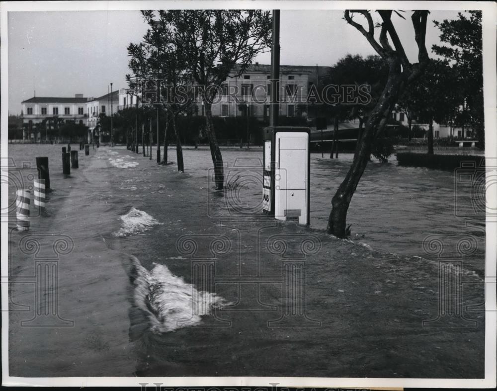 1960 Press Photo Waters of Lake Garda at Salo, Italy swirl across resort area - Historic Images