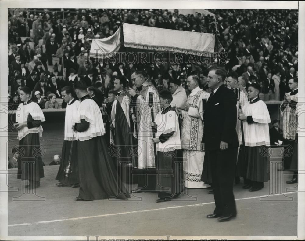 1934 Press Photo Clergy carrying canopy Archbishop Edward J Hanna - Historic Images
