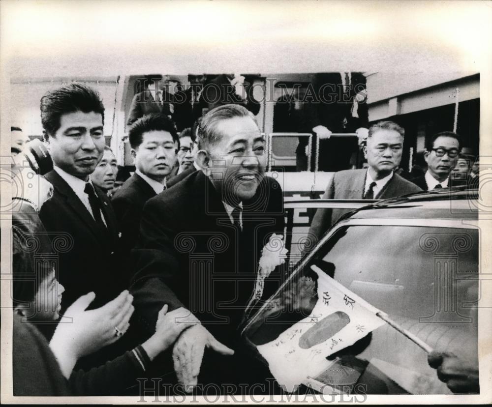 1969 Press Photo Prime Minister Eisaku Sato as he greets well-wishers - Historic Images