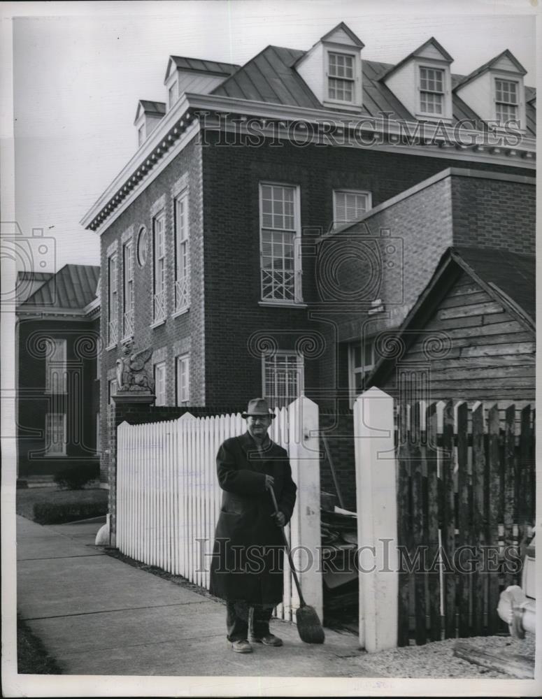 1951 Press Photo Henry Hirschman By Fence Built Around His Home - Historic Images