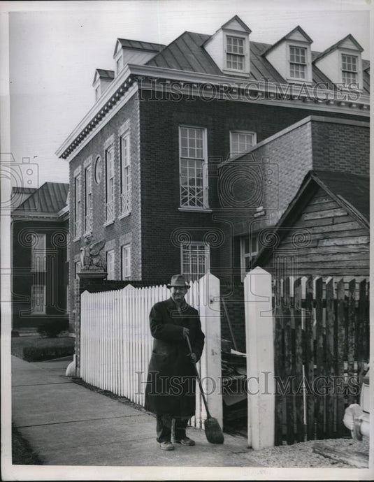 1951 Press Photo Henry Hirschman By Fence Built Around His Home - Historic Images