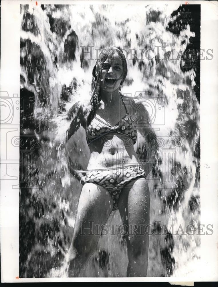 1973 Press Photo Pam Matusek Bathes In Waterfall At St. Louis Park - Historic Images