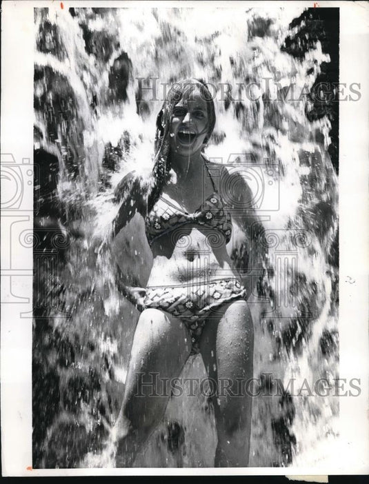 1973 Press Photo Pam Matusek Bathes In Waterfall At St. Louis Park - Historic Images