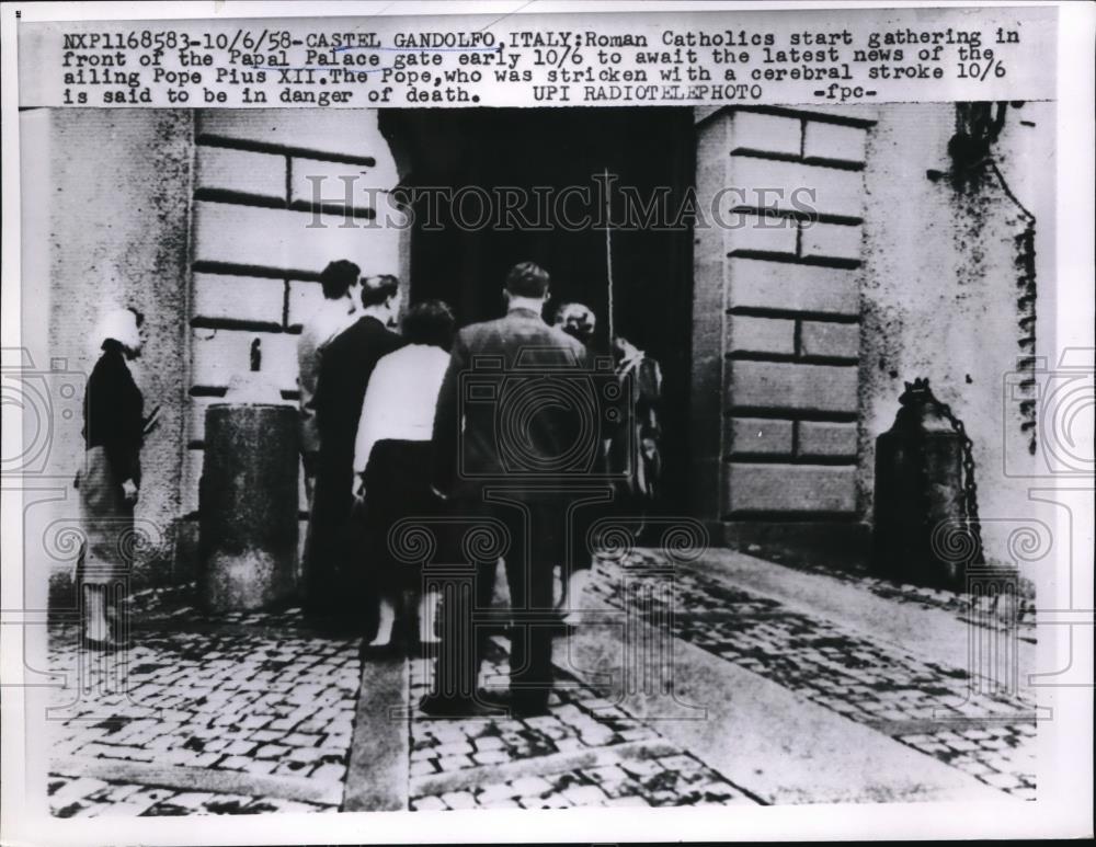 1958 Press Photo Roman Catholics awaiting new about Pope Pius XII condition - Historic Images