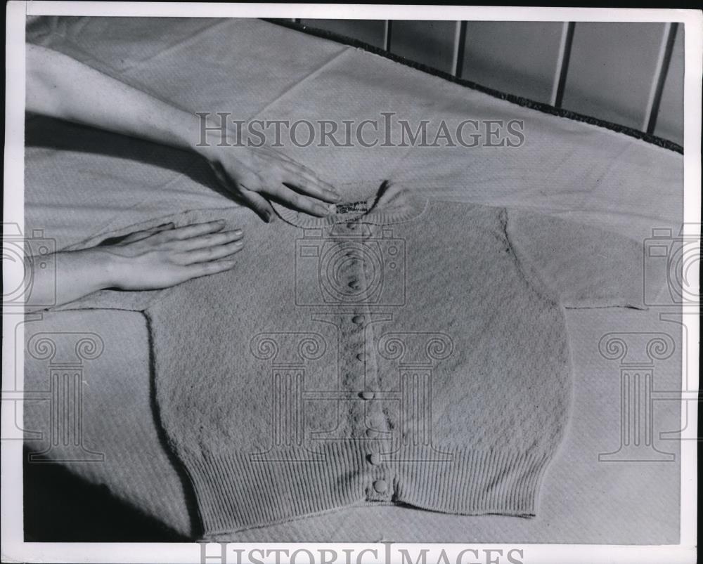 1954 Press Photo Washing care of sweater - Historic Images