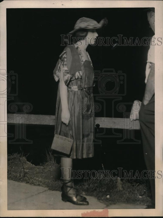 1922 Press Photo Lillian Wilkomerson talking to a wooing dapper young man - Historic Images