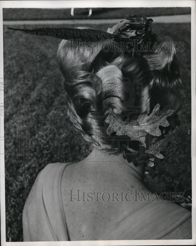 1956 Press Photo Mary Ann Fitzgerald&#39;s &quot;Autumn Leaves&quot; Hairstyle - Historic Images