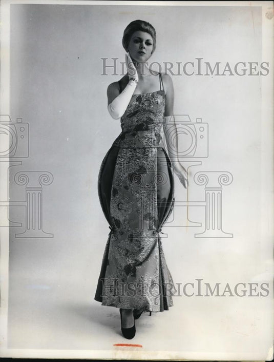 1962 Press Photo Dorothy Of Mignon Dresses Creates Gold Metallic Pinch-Look - Historic Images