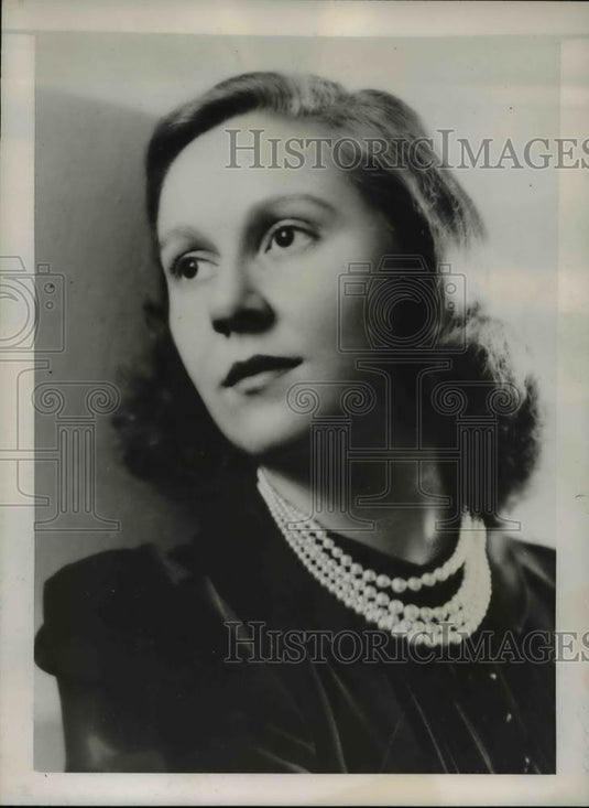 1939 Press Photo Cynthia Charin Saves 33 Men & Women - Historic Images