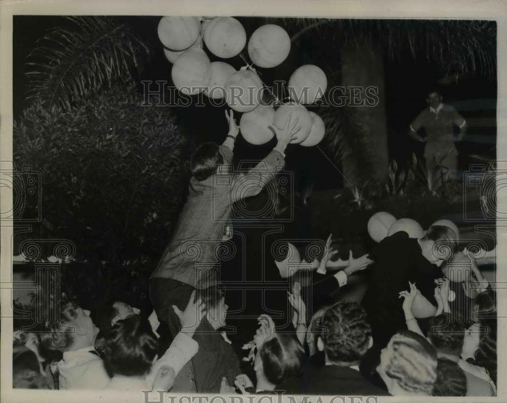 1937 Press Photo Balloons containing cash prize in the Pation in Palm Beach - Historic Images
