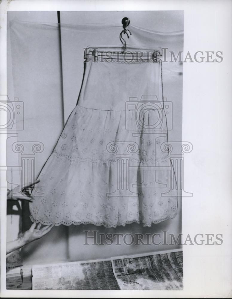 1954 Press Photo Nylon-orlon petticoat - Historic Images