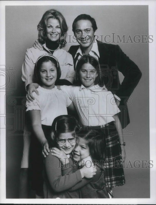 1977 Press Photo Alicia Anthea Amanda Alexanra Anne and Paul Anka Special - Historic Images