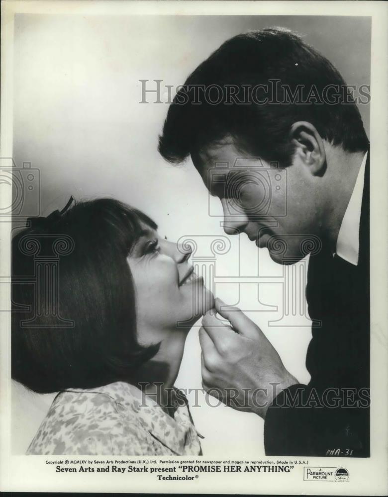 1966 Press Photo Leslie Caron and Warren Beatty in Promise Her Anything - Historic Images
