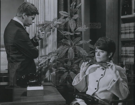 1967 Press Photo Robert Morse and Polly Bergen in A Guide for a Married Man - Historic Images