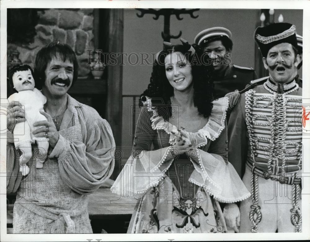 1972 Press Photo Sonny Bono and Cher on The Sunny and Cher Comedy Hour - Historic Images
