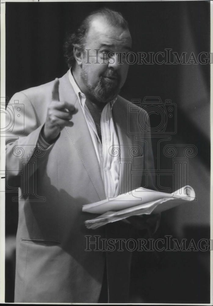1989 Press Photo Sir Peter Hall, British theater director, prepares - cvp17269 - Historic Images
