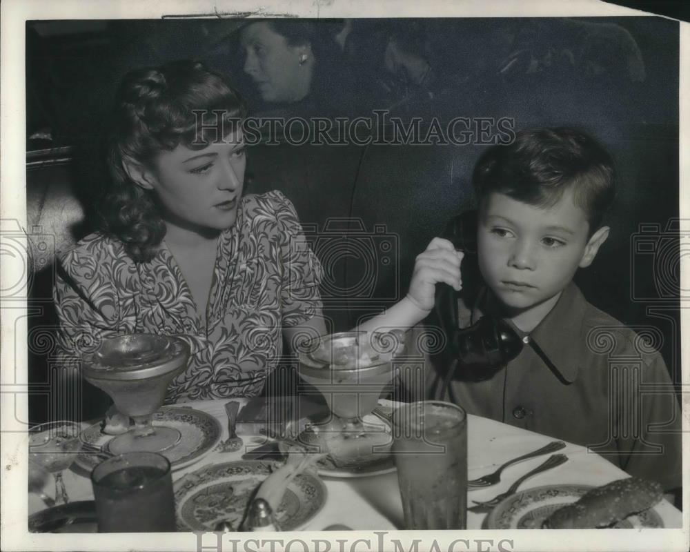 1941 Press Photo Sally Eilers having lunch with her son Hollywood California - Historic Images