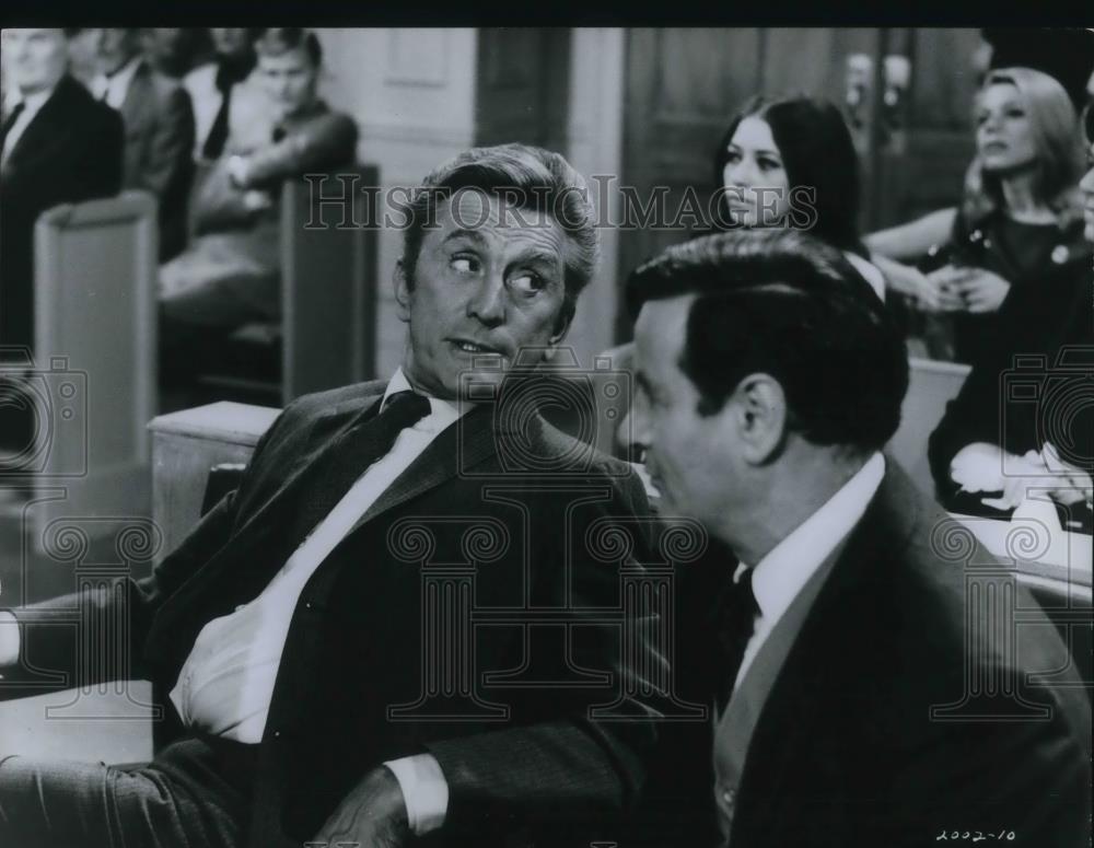 1969 Press Photo Kirk Douglas & Eli Wallach in A Lovely Way to Die - cvp18508 - Historic Images