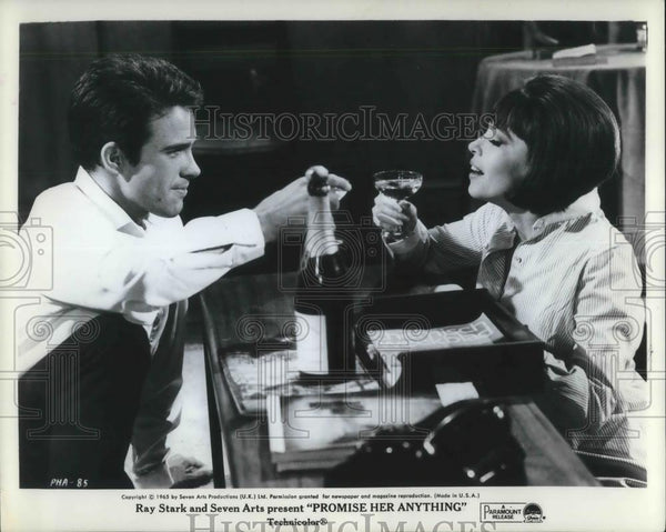 1966 Press Photo Warren Beatty and Leslie Caron in Promise Her Anythin ...