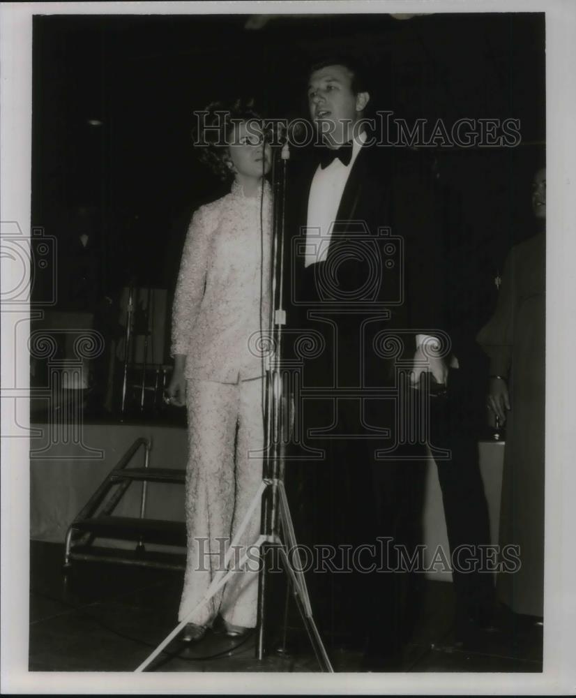 1970 Press Photo Bill and Gloria Gaither gets Dove Award Songwriter of the Year - Historic Images