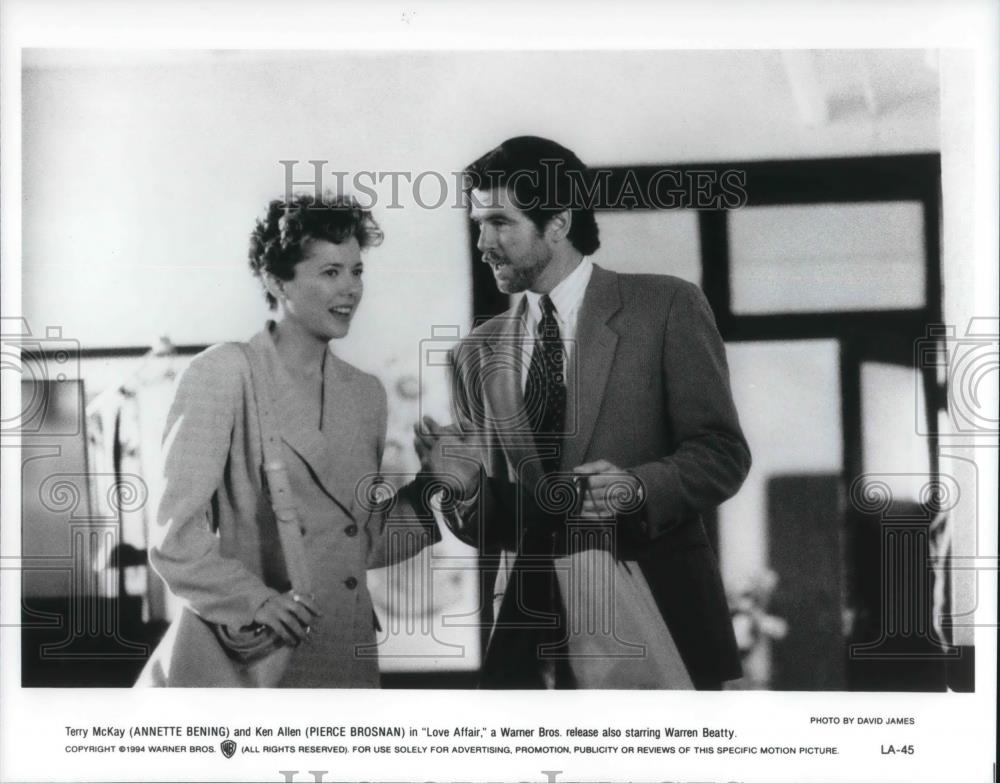 1994 Press Photo Pierce Bronson & Annette Bening in Love Affair - cvp18500 - Historic Images