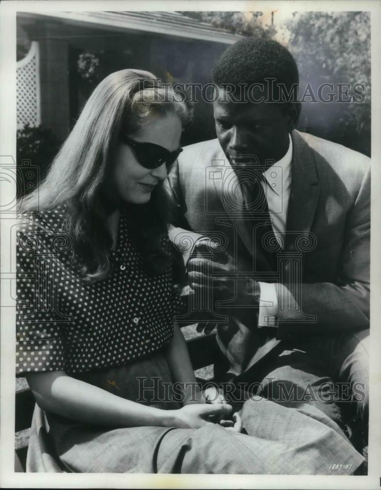 1966 Press Photo Elizabeth Hartman and Sidney Poitier star in A Patch of Blue - Historic Images