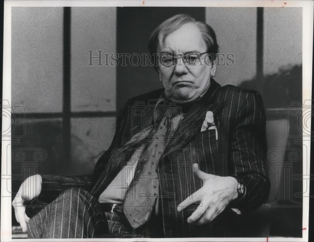 1975 Press Photo Sir John Gielgud in No Mans Land - cvp13167 - Historic Images