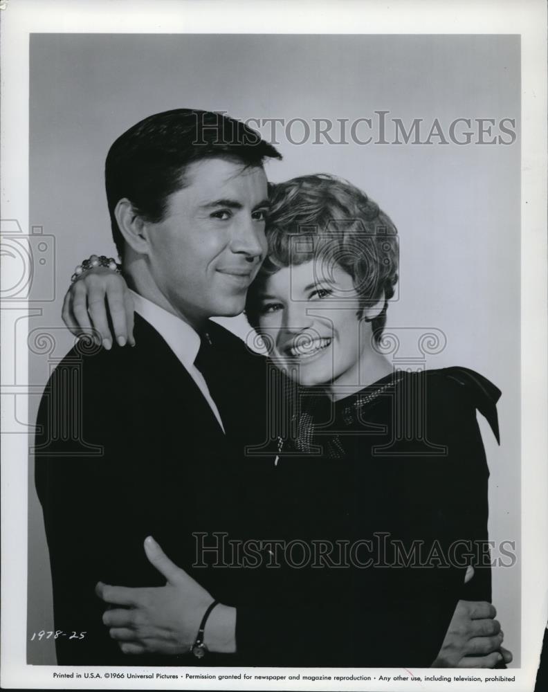 1967 Press Photo Julie Sommars and Brian Bedford in The Pad and How to Use It - Historic Images
