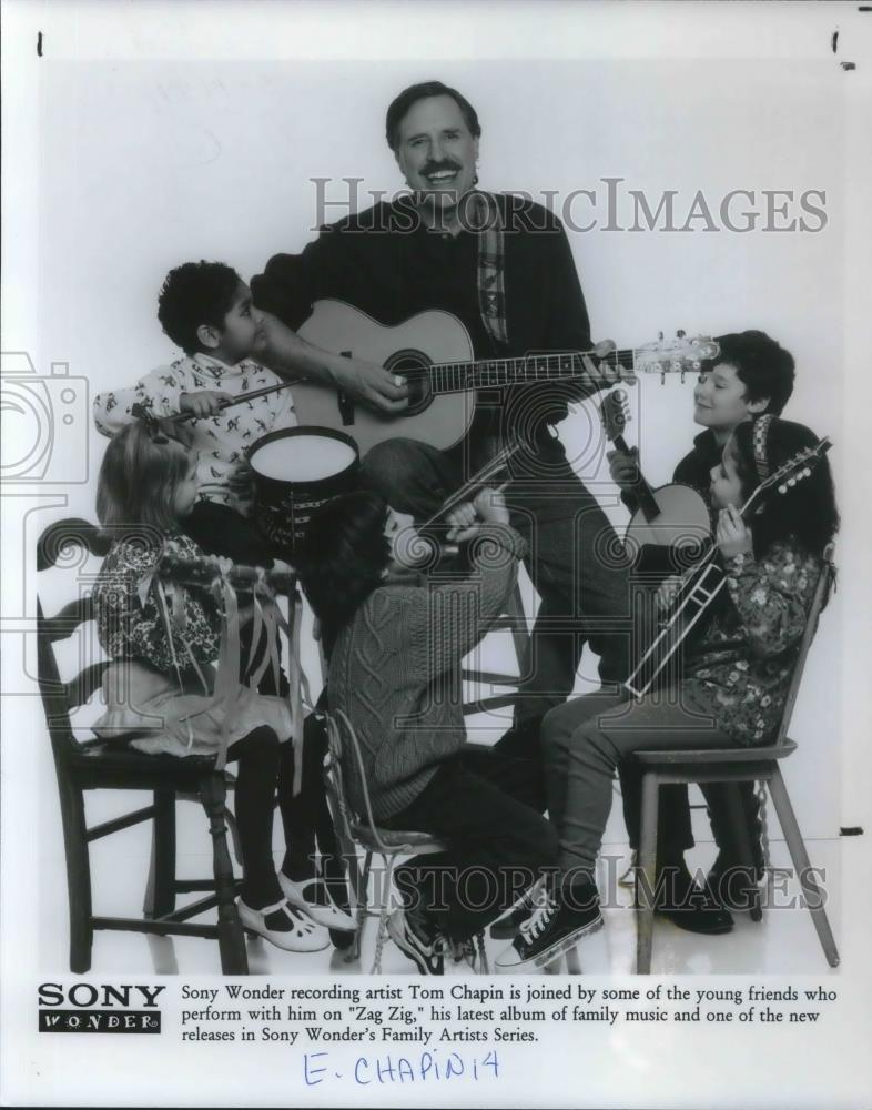 1994 Press Photo Tom Chapin Singer Musician on Zag Zig children&#39;s show - Historic Images