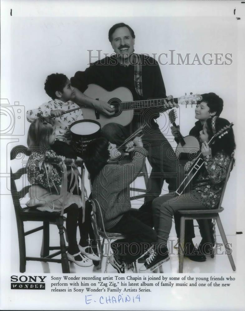1994 Press Photo Tom Chapin Singer Musician on Zag Zig children's show - Historic Images