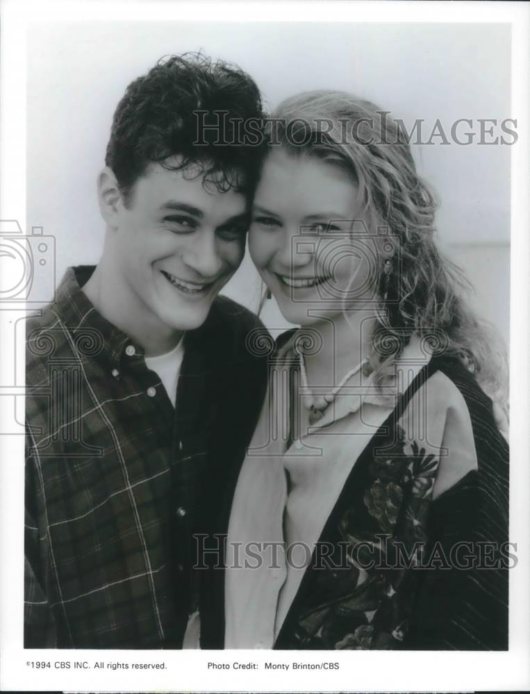 1994 Press Photo Tom Everett Scott &amp; Missy Crider in Love in the Dark Ages - Historic Images