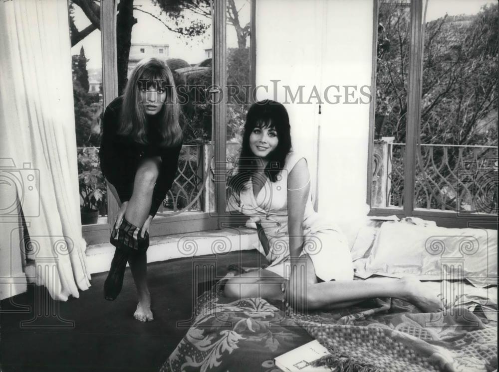 1971 Press Photo Monica Vitt and Maria Grazia Buccella in I Married You for Fun - Historic Images