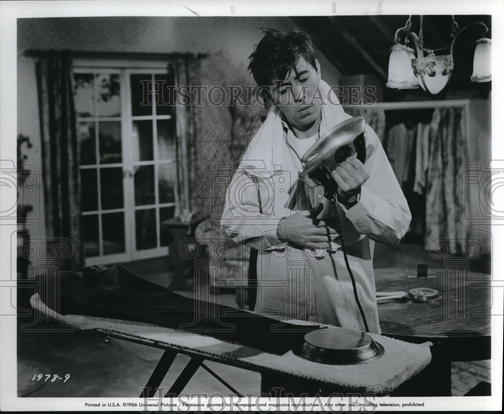 1985 Press Photo Brian Bedford in The Pad (And How to Use It) - Historic Images