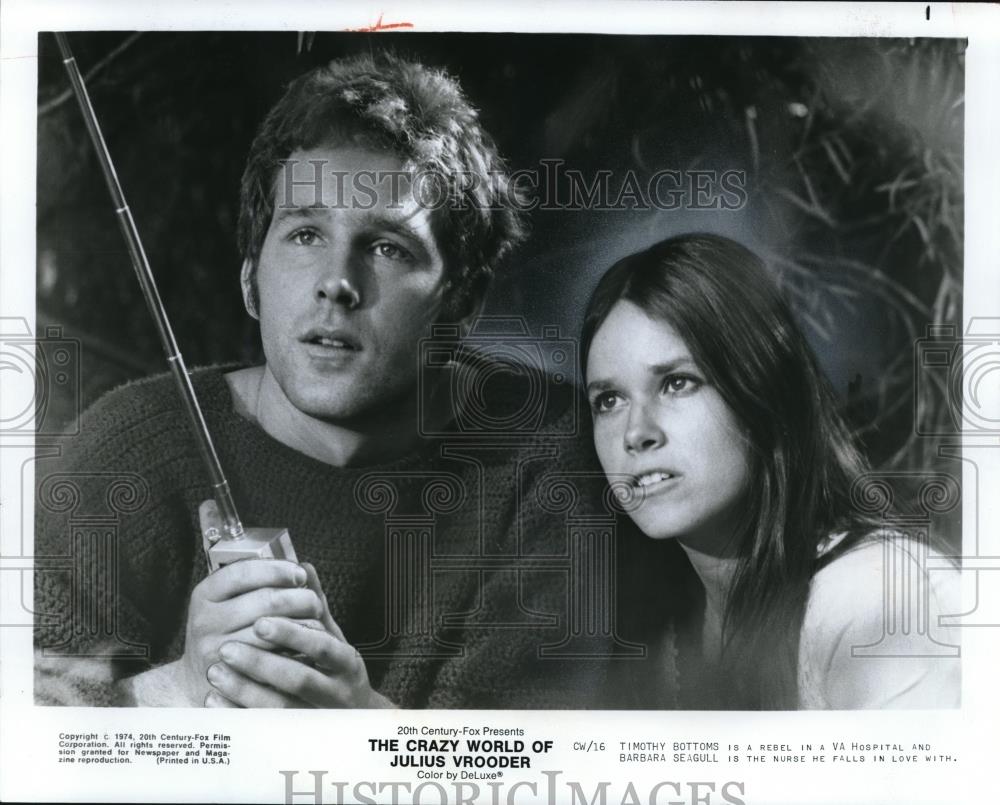 1975 Press Photo Timothy Bottoms Barbara Seagull Crazy World of Julius Vrooder - Historic Images