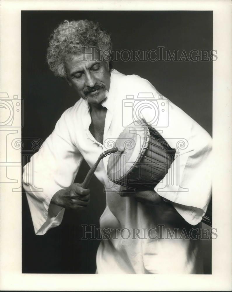 1988 Press Photo Halim El-Dabh Performing Dono-Ghana - cvp04830 - Historic Images