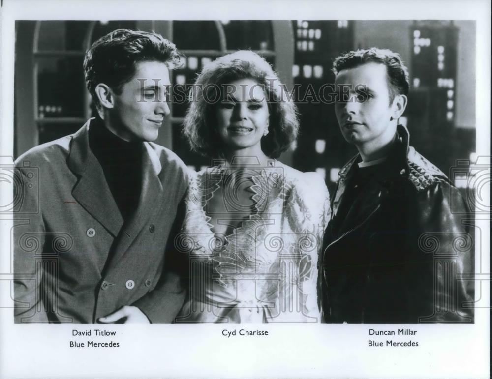 1976 Press Photo Cyd Charisse Actress David Titlow Duncan Miller Blue Mercedes - Historic Images