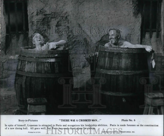 1971 Press Photo Kirk Douglas and Henry Fonda stare in There Was a Crooked Man - Historic Images