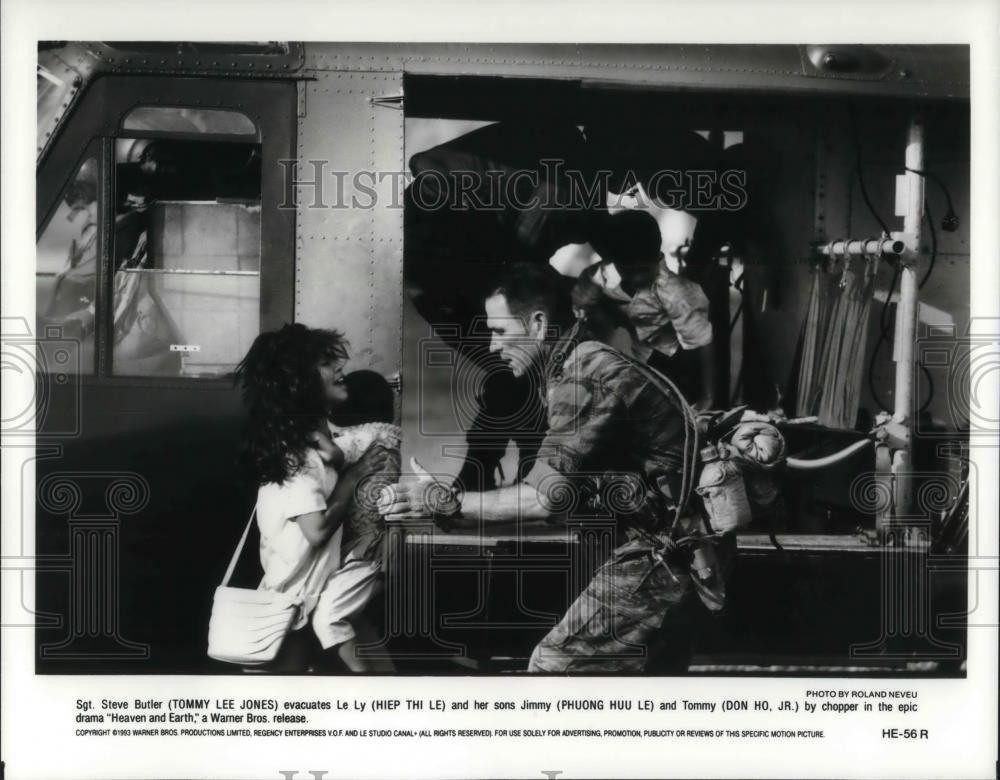 1995 Press Photo Hiep Thi Le & Tommy Lee Jones in Heaven & Earth - cvp15188 - Historic Images