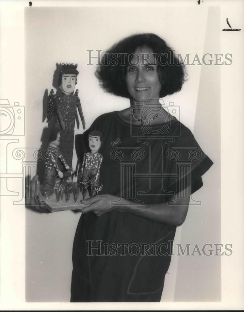 1984 Press Photo Nancy Dickenson Folkways Gallery Director Carl McKenzie Art - Historic Images