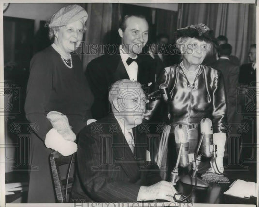 1940 Press Photo Mrs Thomas P Howell, Ralph Edwards in This is Your Life - Historic Images