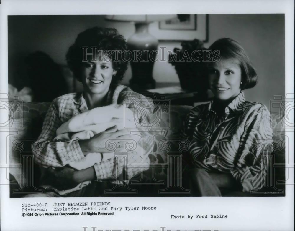 1986 Press Photo Christine Lahti and Mary Tyler Moore in Just Between Friends - Historic Images