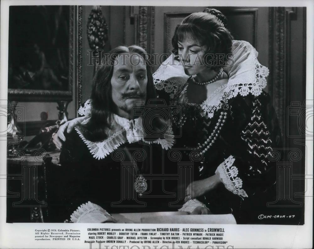 1971 Press Photo Alec Guinness &amp; Dorothy Tutin in Cromwell - cvp18464 - Historic Images