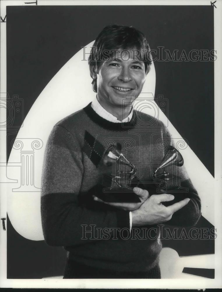 1984 Press Photo John Denver on The 26th Annual Grammy Awards - cvp03123 - Historic Images