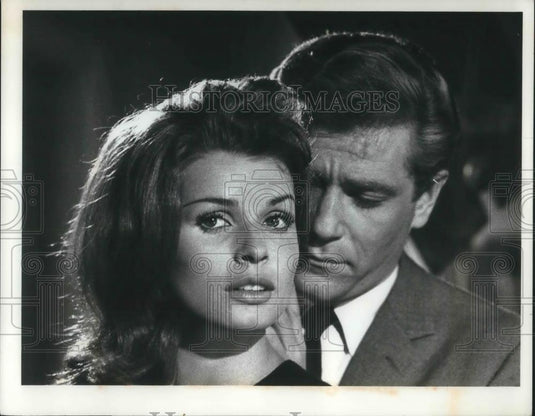 1971 Press Photo George Segal and Senta Berger in The Quiller Memorandum - Historic Images