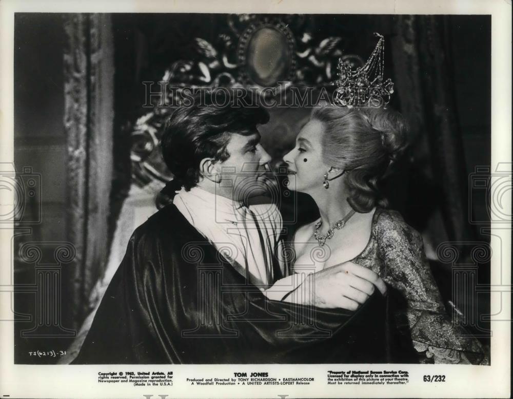 1964 Press Photo Albert Finney and Joan Greenwood star in Tom Jones movie film - Historic Images