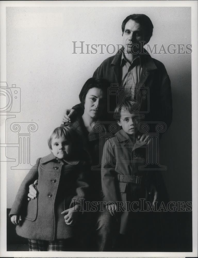 1976 Press Photo Dorin Family in To America - cvp10768 - Historic Images
